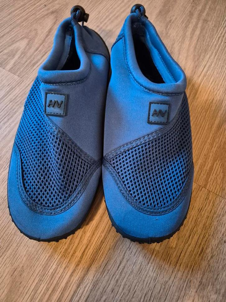 Blauwe waterschoenen maat 37/38, Watersport en Boten, Watersportkleding, Zo goed als nieuw, Zeil- of Surfschoenen, Dame, Ophalen of Verzenden