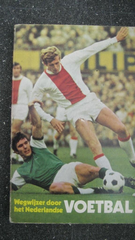 Wegwijzer door het Nederlandse VOETBAL. Jaarboek 1971-1972, Ophalen of Verzenden, Zo goed als nieuw, Balsport