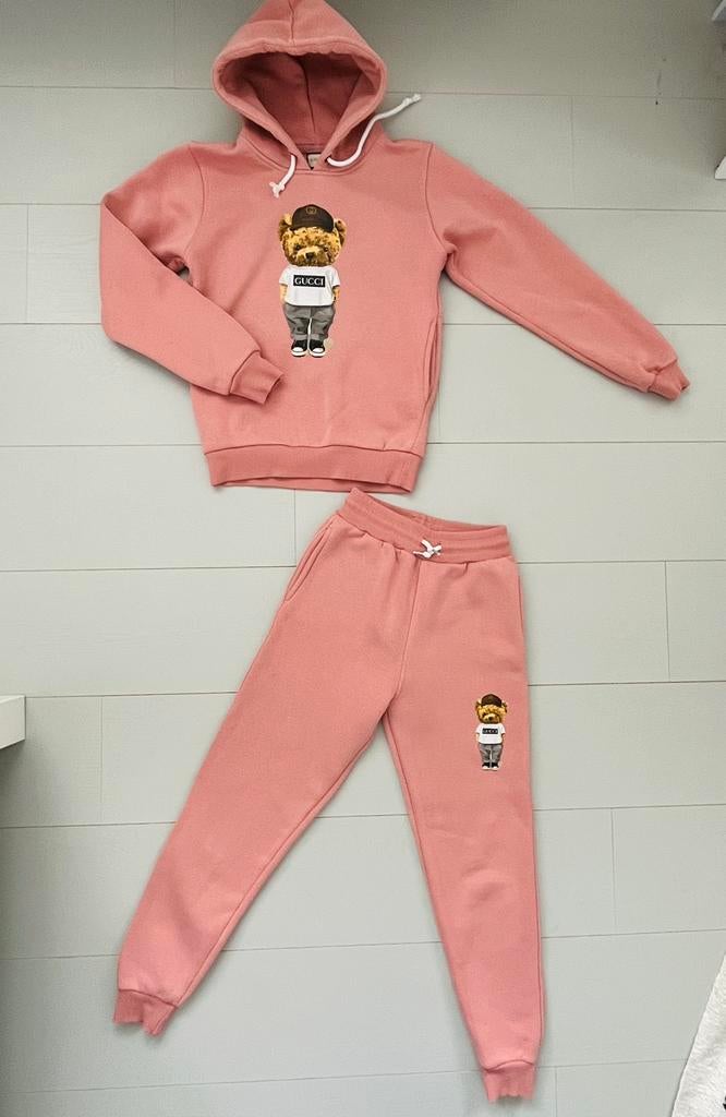 Joggingspak trainingspak hoodie en broek maat 152 gucci beer, Verzenden, Zo goed als nieuw, Meisje, Sport- of Zwemkleding