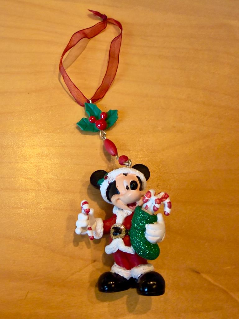 Disney Mickey Kerst Hanger - 6cm, Ophalen of Verzenden, Mickey Mouse, Zo goed als nieuw, Beeldje of Figuurtje