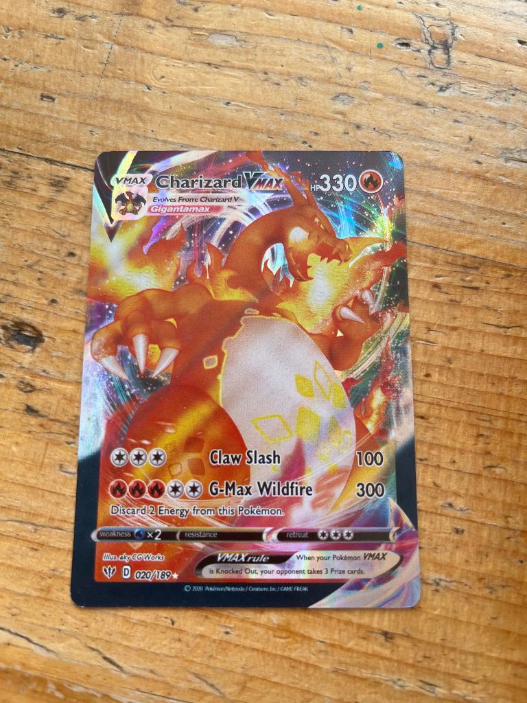 Pokemon kaart Charizard VMAX, Verzenden, Zo goed als nieuw