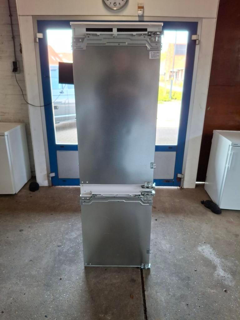 Bijna nog nieuwe siemens inbouw koelvriescombinatie, 200 liter of meer, Met aparte vriezer, Energieklasse A of zuiniger, Siemens