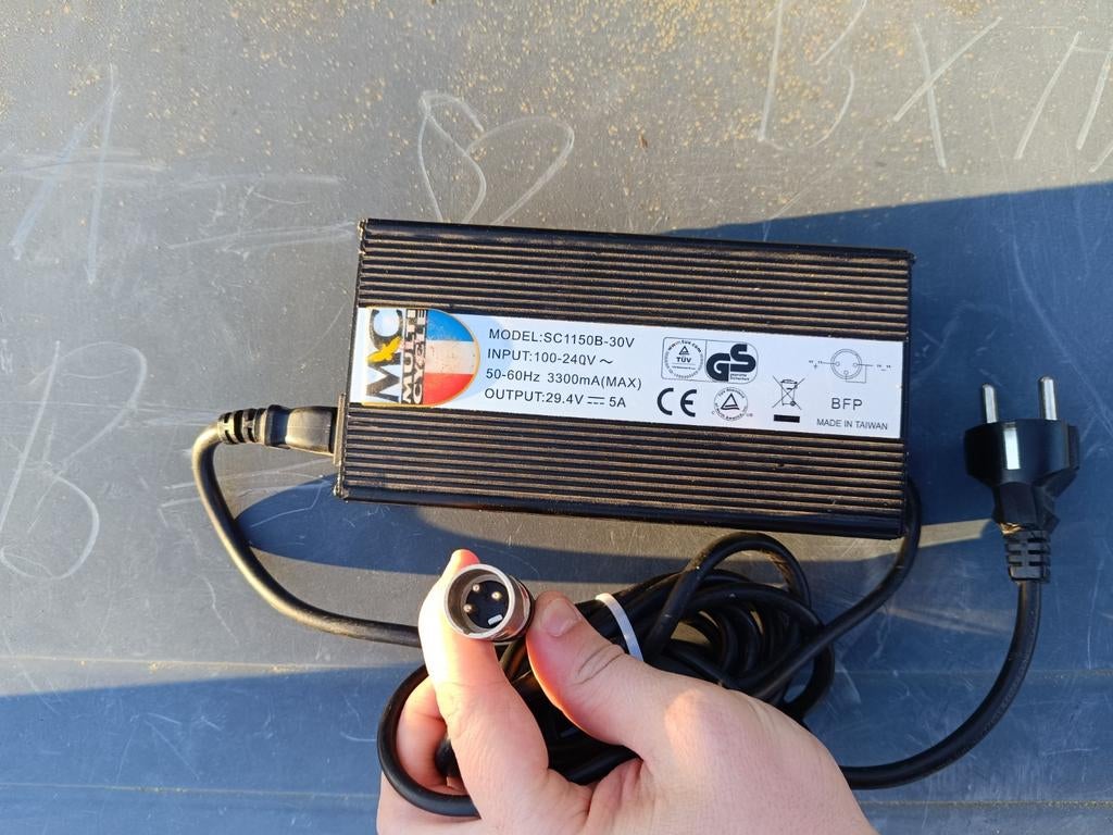 Elektrische fietslader 30V 3300mA (MAX) 29.4V 5A, Fietsen en Brommers, Fietsaccessoires | Fietsaccu's, Ophalen of Verzenden, Gebruikt