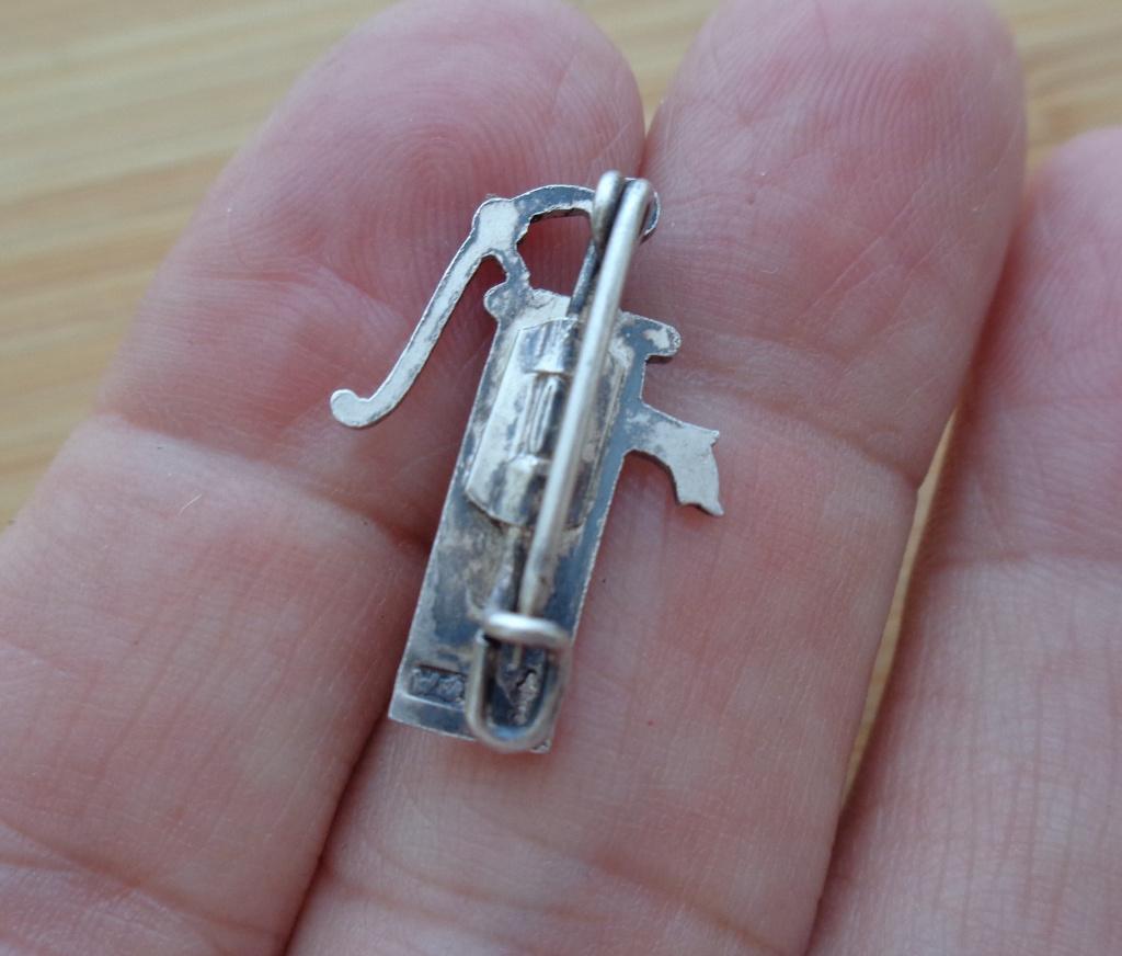 zilveren kleine broche waterpomp [189], Verzenden, Minder dan 4 cm, Zo goed als nieuw, Zilver