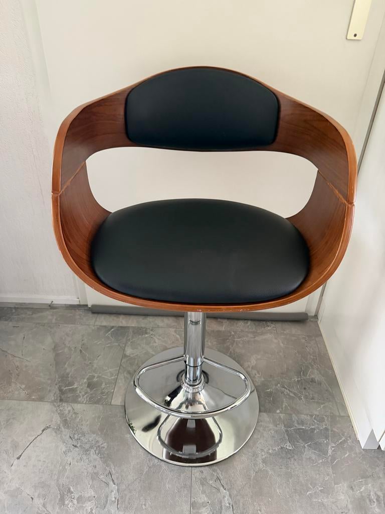 Moderne barkruk met houten kuip en lederen zitting, Ophalen, Gebruikt, In hoogte verstelbaar, Hout