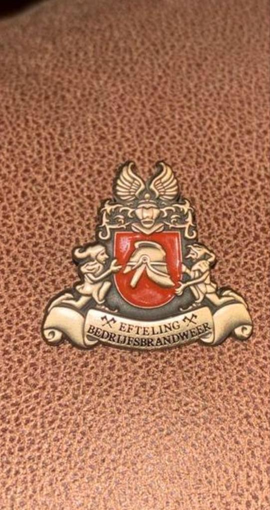 ZO SNEL MOGELIJK WEG! Efteling Bedrijfsbrandweer Pin fanmade, Ophalen of Verzenden, Zo goed als nieuw, Button of Speldje