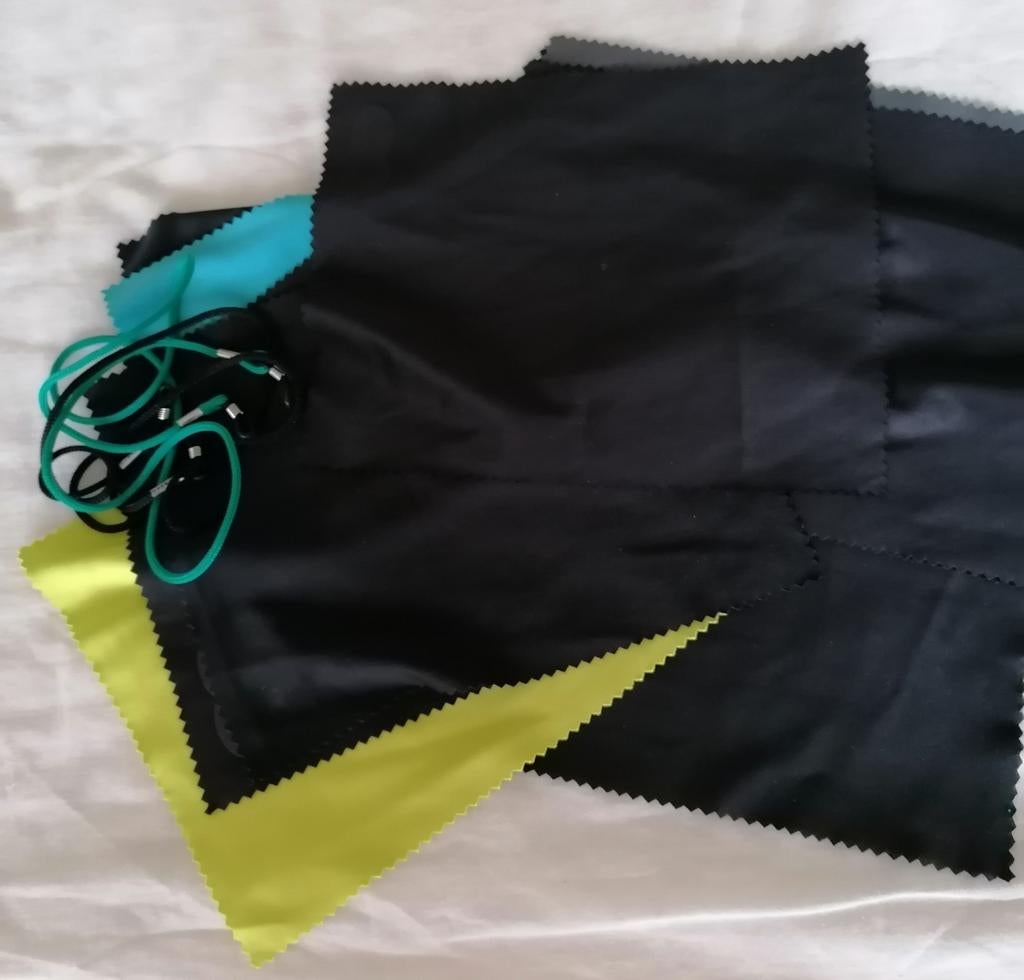 2 BRILLEN KOORDJES EN 30 BRILLEN DOEKJES (GLOEDNIEUW)., Overige merken, Zwart, Nieuw, Ophalen of Verzenden