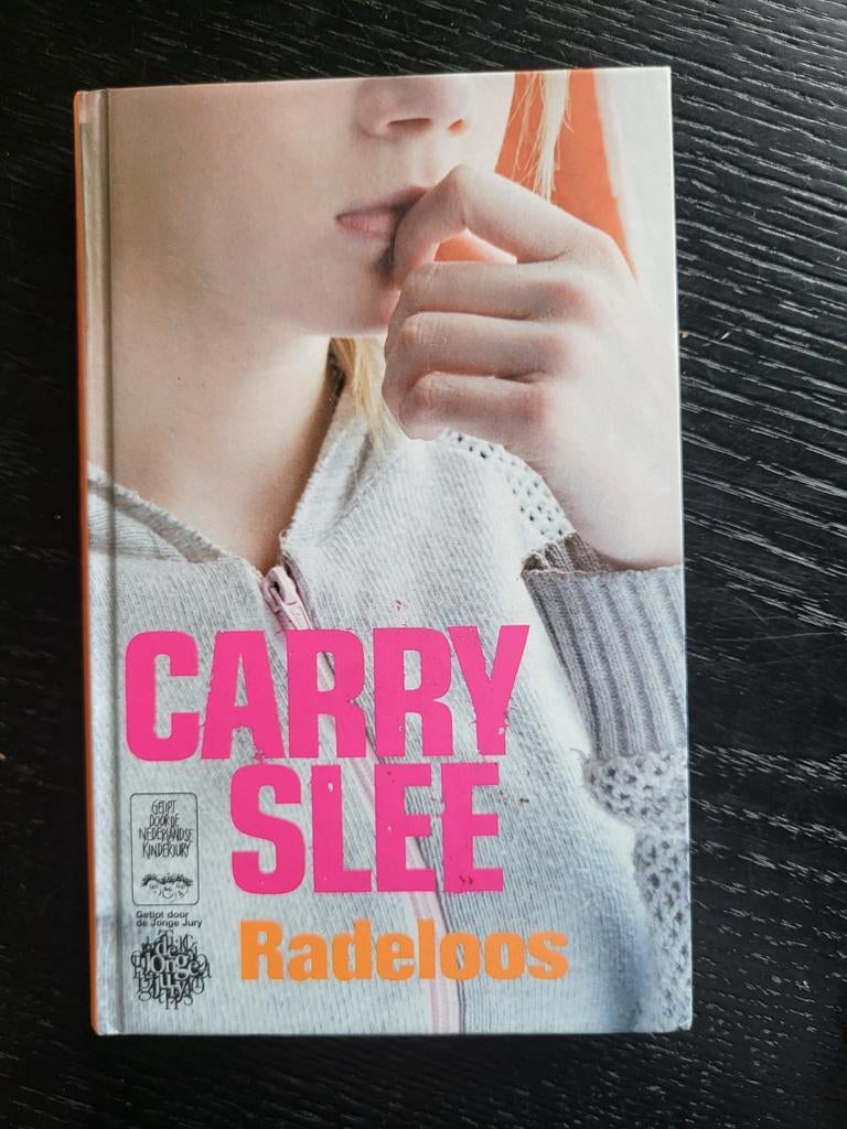 Carry Slee - Radeloos, Boeken, Ophalen of Verzenden, Zo goed als nieuw, Carry Slee