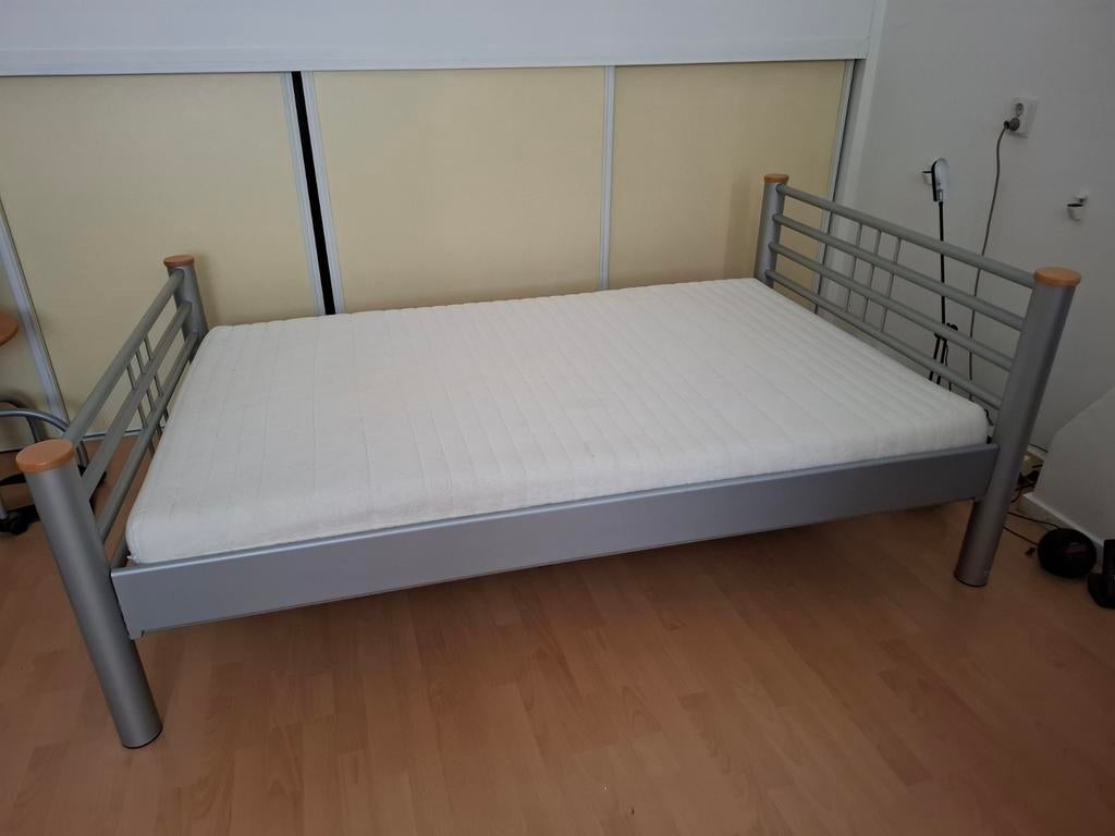 Bed 120x190 cm met matras - Grijs metaal, Huis en Inrichting, Slaapkamer | Bedden, Gebruikt, Twijfelaar, 120 cm, Metaal