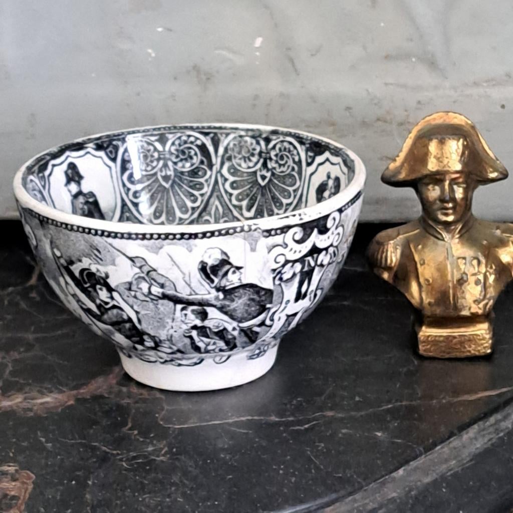 Antiek kommetje met Napoleontische scène en een Napoleon, Ophalen of Verzenden