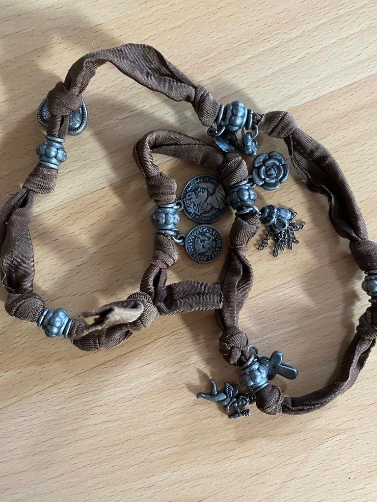 Nieuw bruine stoffen armband met bedels zilver hartje, Ophalen of Verzenden, Nieuw, Bruin, Overige materialen