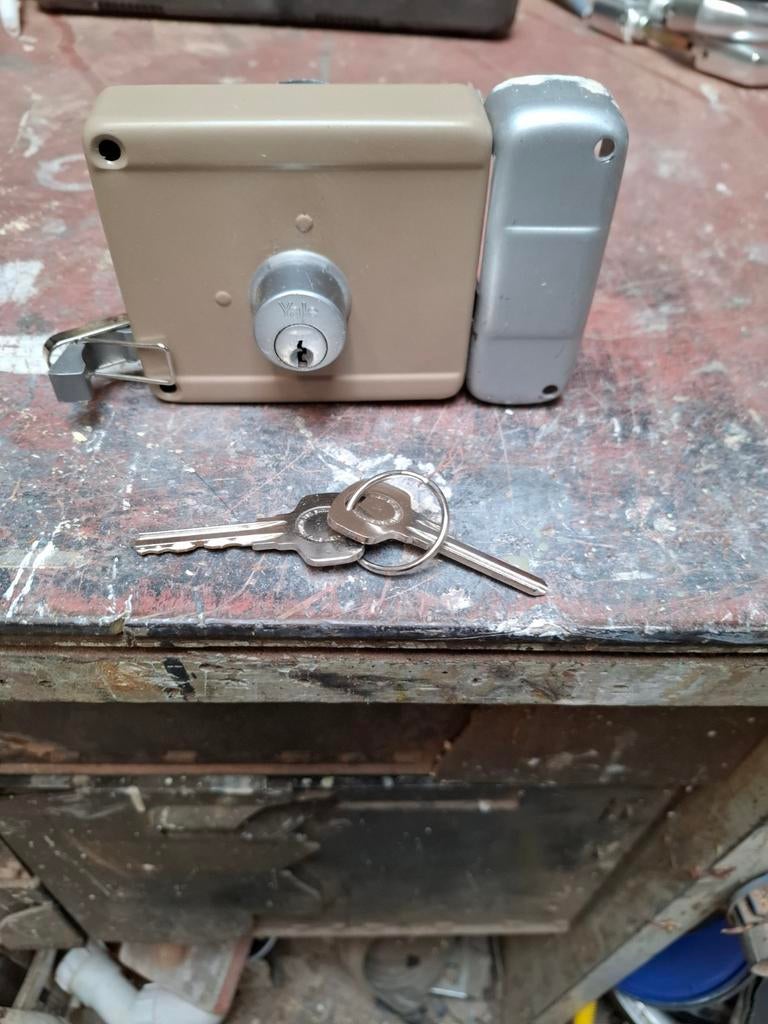 Yale slot 50mm met 2 sleutels, Ophalen of Verzenden, Zo goed als nieuw, Rvs, Slot