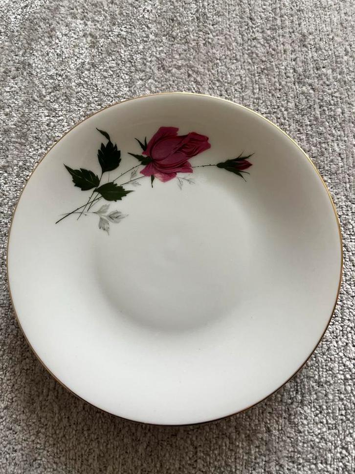 GEZOCHT dit servies met donker roze roos, Antiek en Kunst, Antiek | Servies los, Ophalen of Verzenden