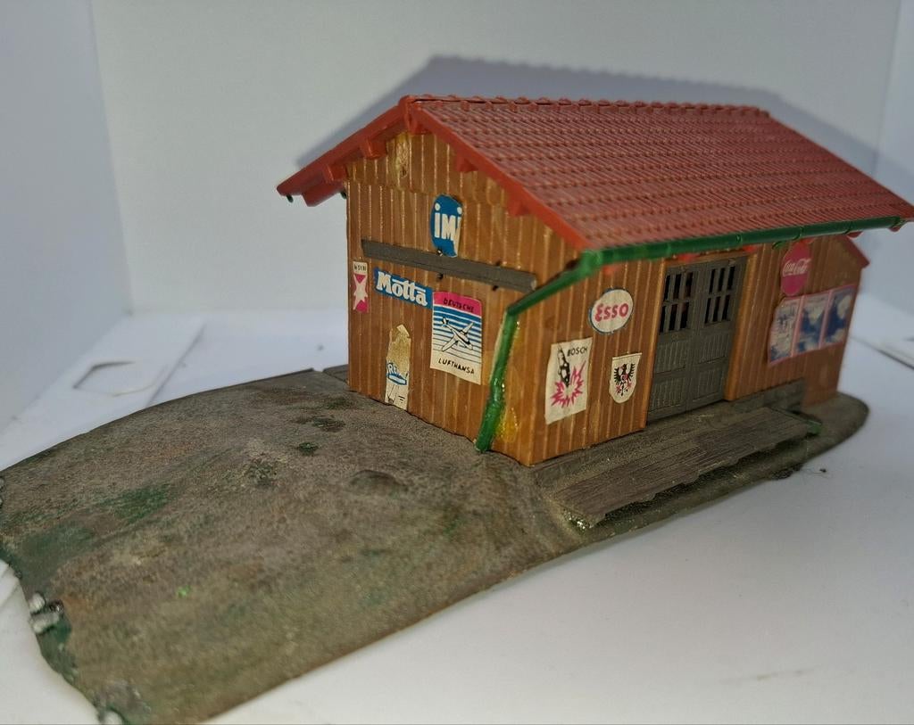 Goederen loods met reclame ho, Hobby en Vrije tijd, Modeltreinen | H0, Gebruikt, Gelijkstroom of Wisselstroom, Brug, Tunnel of Gebouw