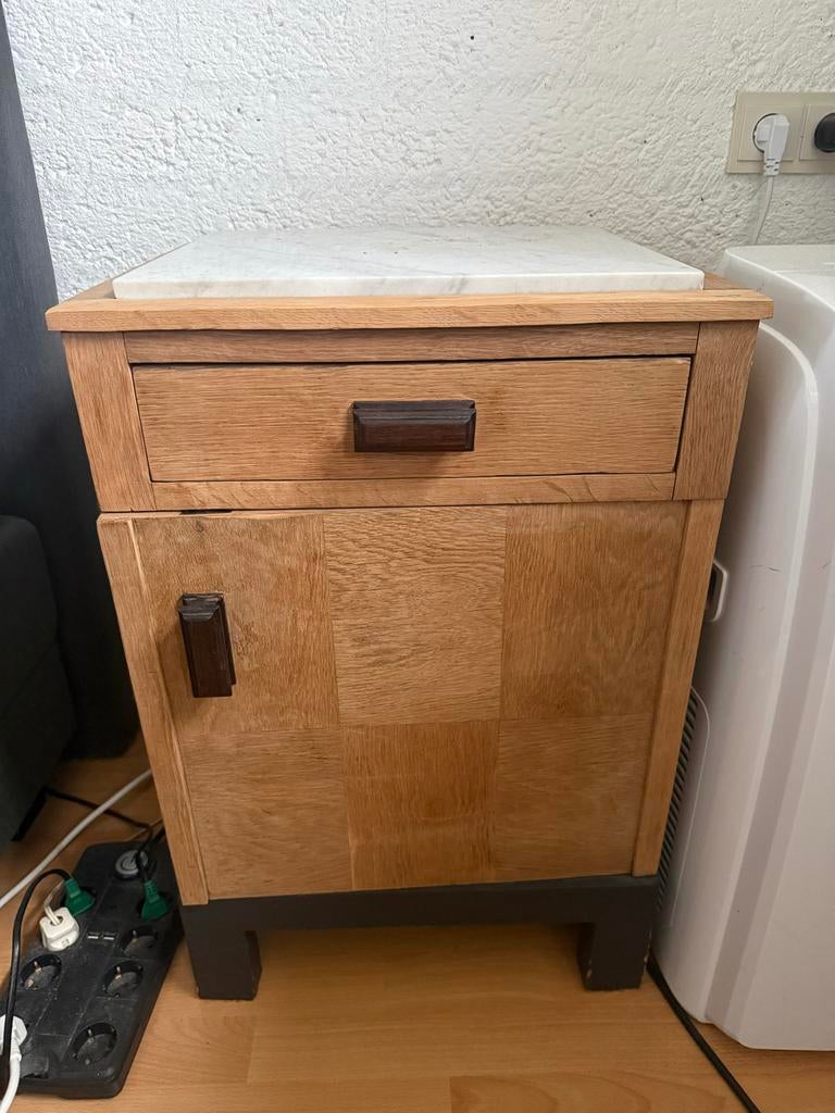 Houten nachtkastje met marmeren blad, Huis en Inrichting, Slaapkamer | Nachtkastjes, Ophalen, Gebruikt, Minder dan 45 cm, 55 tot 70 cm
