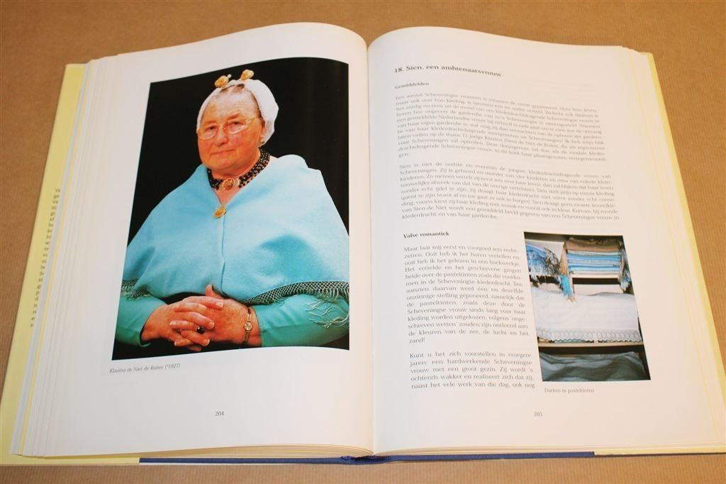 Mooi-tooi — Prachtboek over de Scheveningse Klederdracht, Boeken, Ophalen of Verzenden, Zo goed als nieuw
