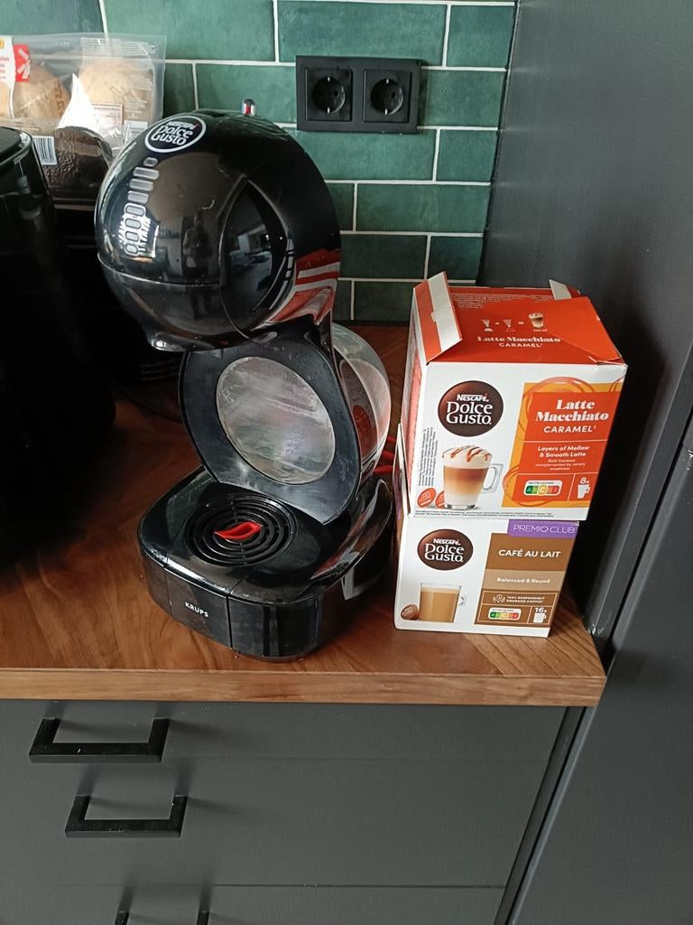Dolce Gusto koffiezetapparaat met 2 dozen cups, Witgoed en Apparatuur, Koffiezetapparaten, Koffiemachine, Ophalen of Verzenden
