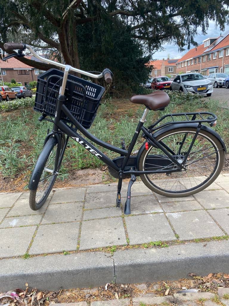 Nette Altec damesfiets – 3 versnellingen – met krat – €160, Fietsen en Brommers, Fietsen | Dames | Damesfietsen, Terugtraprem