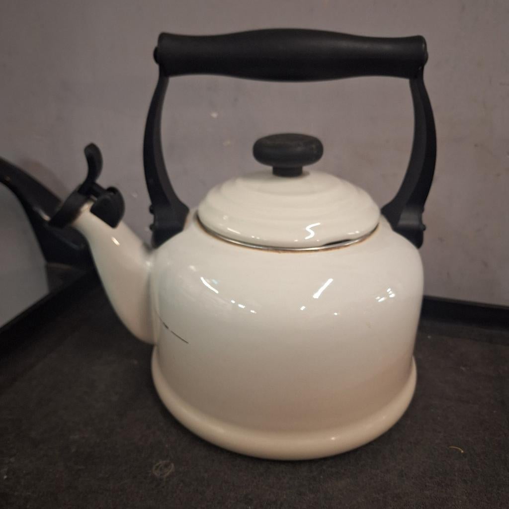 Le Creuset Theepot - Wit / roze 2.1L, Ophalen of Verzenden, Zo goed als nieuw