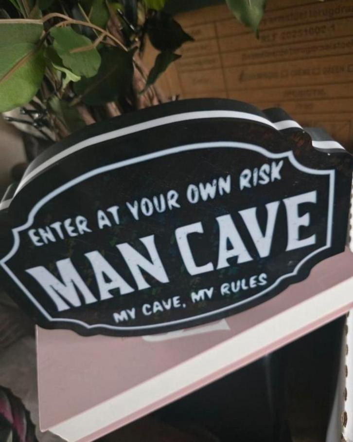 Man Cave LED Neon Bord - Enter at Your Own Risk, Huis en Inrichting, Woonaccessoires | Tekstborden en Spreuken, Zo goed als nieuw