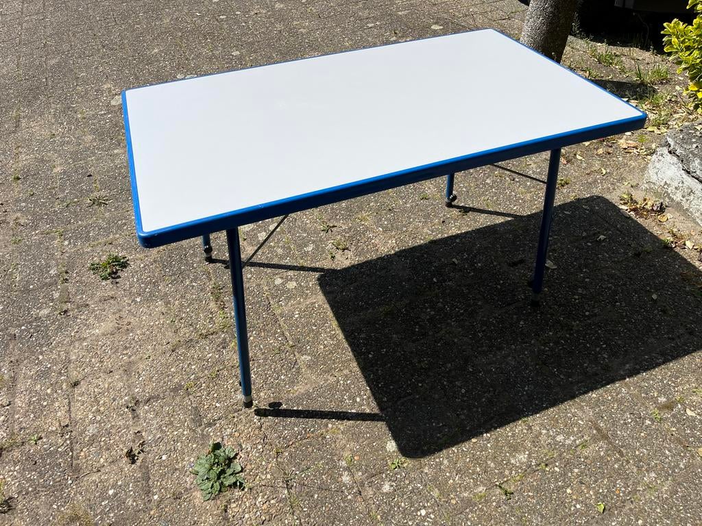 Handige opklapbare campingtafel, wit met blauw frame, Caravans en Kamperen, Kampeermeubelen, Gebruikt, Campingtafel, Ophalen