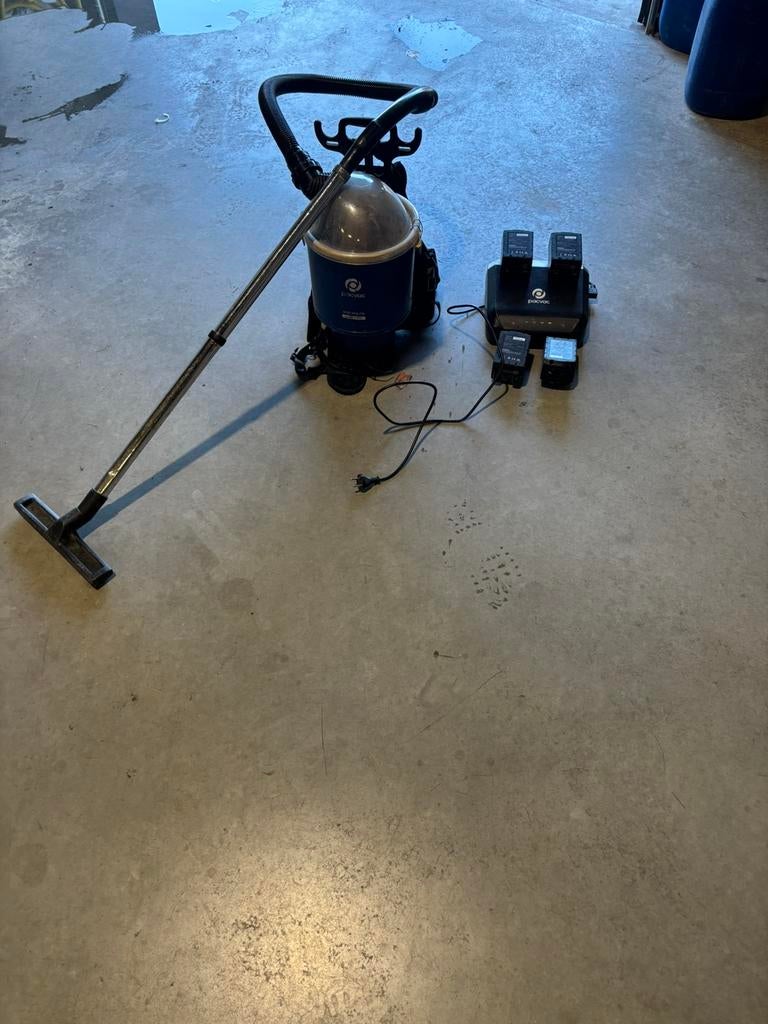 Rugstofzuiger op batterijen, Doe-het-zelf en Verbouw, Reinigingsmachines, Ophalen of Verzenden, Gebruikt, Overige typen