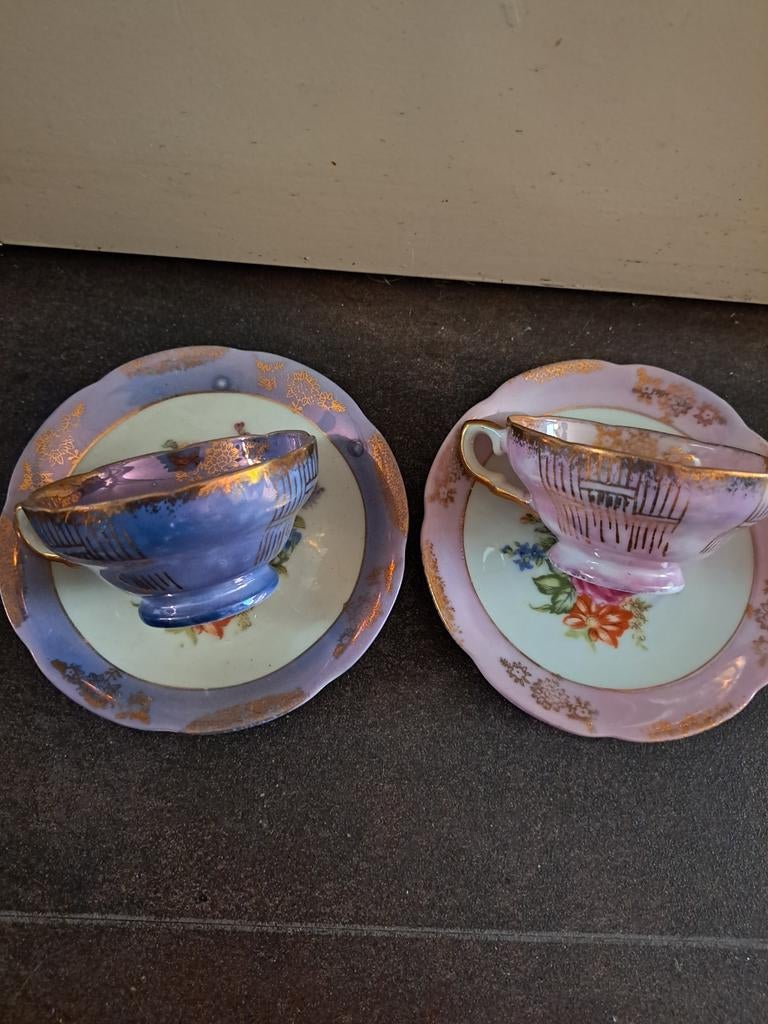 Twee antieke miniatuur theekopjes met schotels, Ophalen of Verzenden