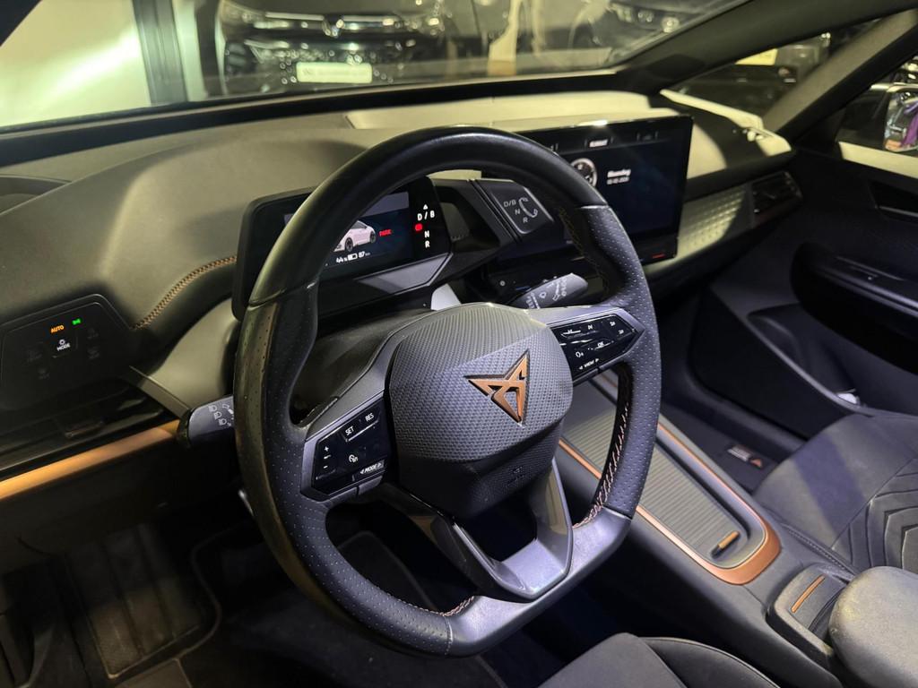 Cupra Born Business 62 kWh KEYLESS CAM, Auto's, Automaat, 966 min, Gebruikt, Zwart