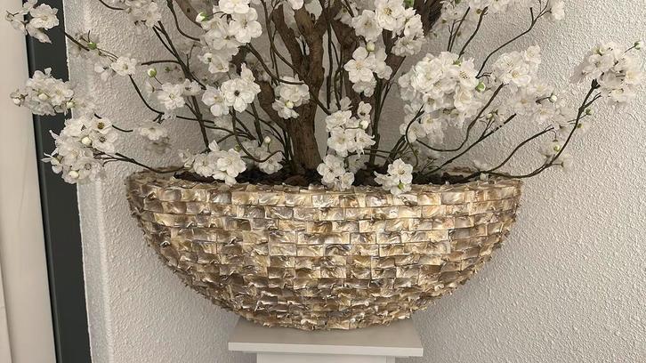 Kunstplant met witte bloesem in decoratieve pot, Huis en Inrichting, Woonaccessoires | Kunstplanten en Kunstbloemen, Gebruikt