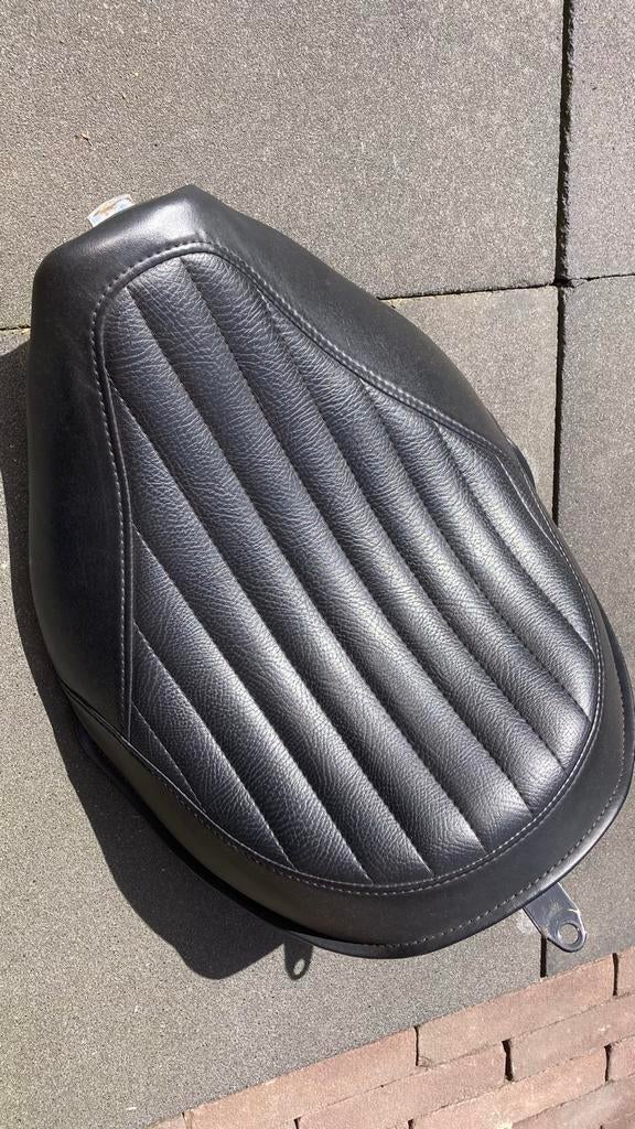 Harley Softail Slim 2014 Zadel - Origineel en Comfortabel, Ophalen, Gebruikt