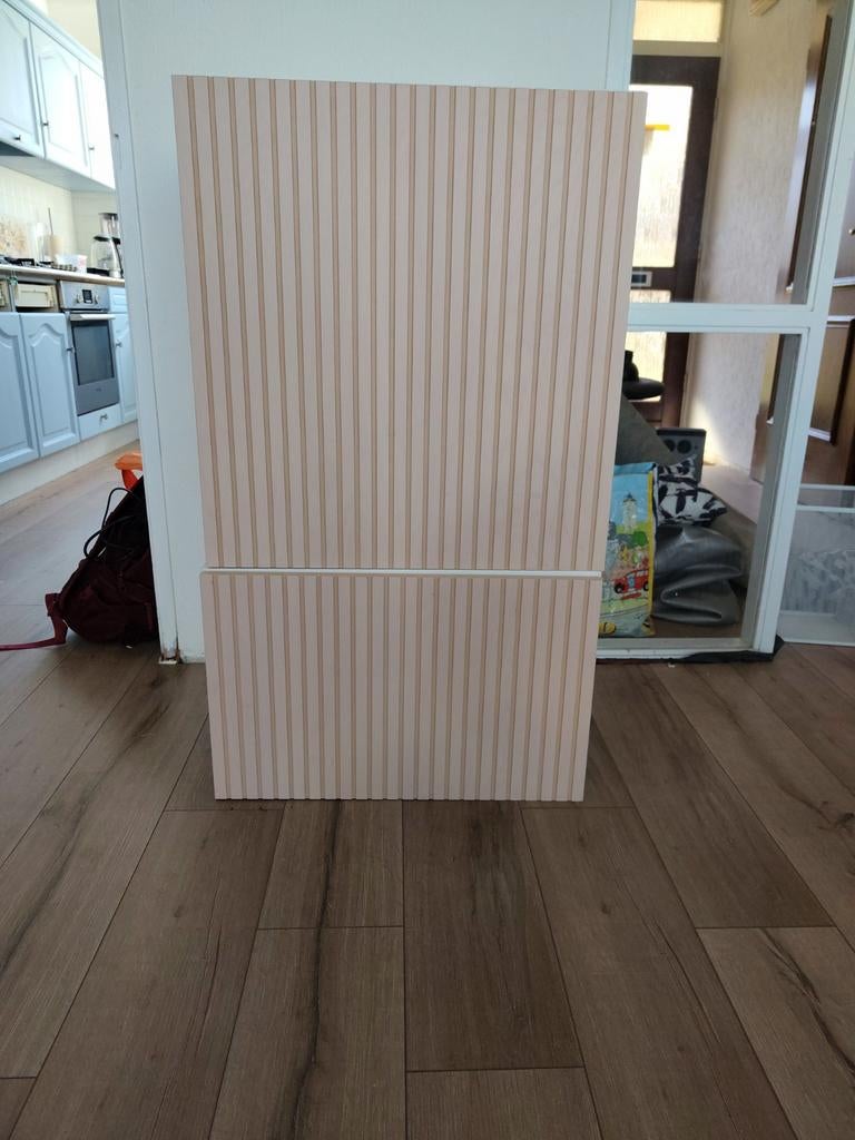 2 zalmroze Besta kasten, Ophalen