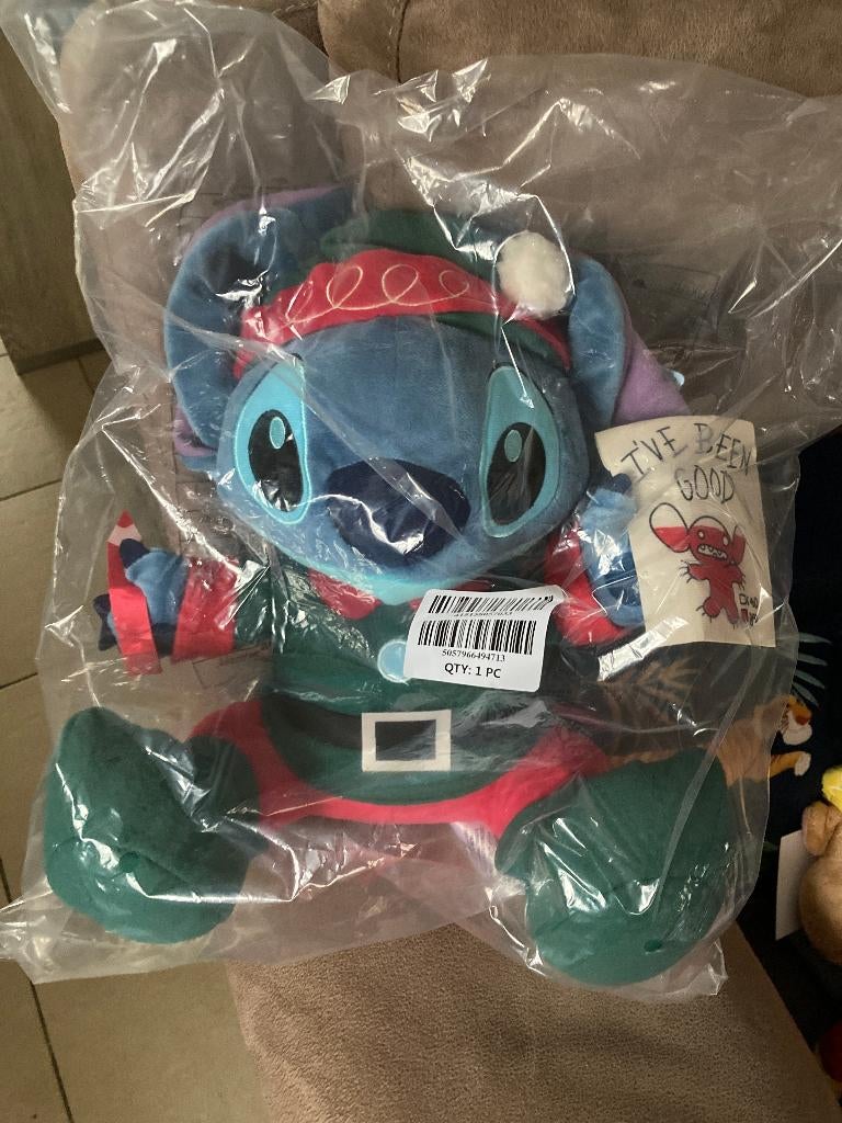 Nieuwe Stitch Kerst knuffel - Disney store, Ophalen of Verzenden, Overige figuren, Nieuw, Knuffel