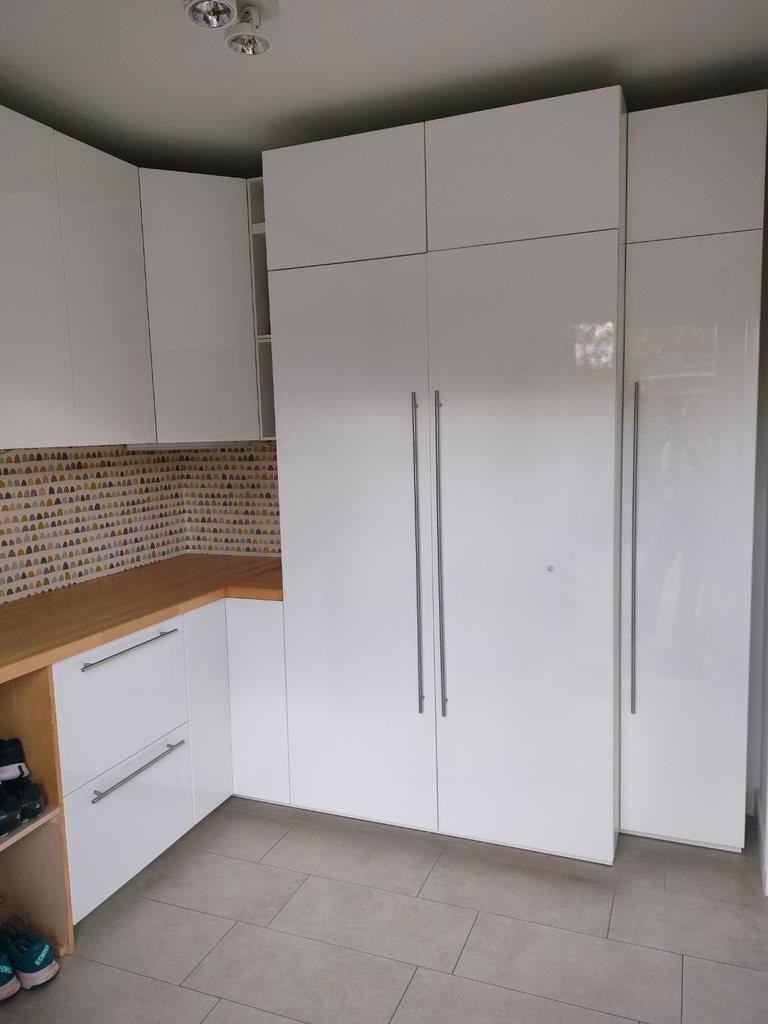 Hoogglanswitte (bij)keuken met mooie voorraadkast, Huis en Inrichting, Keuken | Complete keukens, Ophalen, Gebruikt, Wit, Hoekkeuken