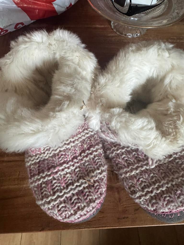 Comfortabele gebreide pantoffels met bontvoering, Kleding | Dames, Schoenen, Ophalen of Verzenden, Gedragen, Roze, Pantoffels of Sloffen