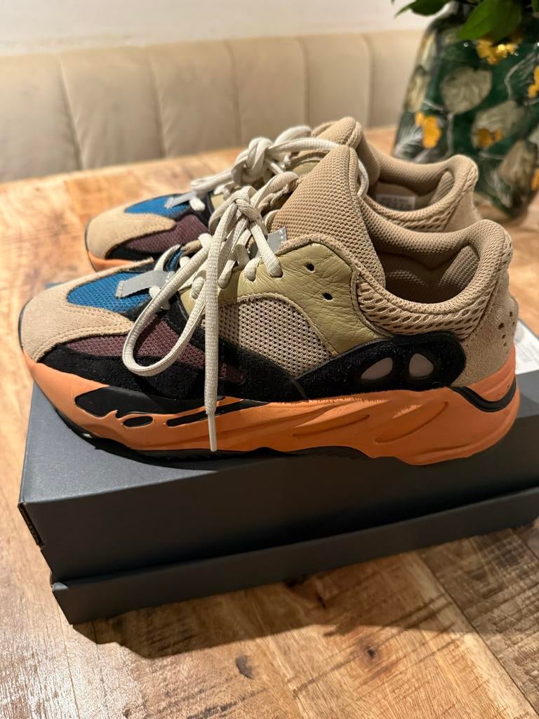 Yeezy Boost 700 - Enflame Amber, Kleding | Dames, Schoenen, Ophalen of Verzenden, Gedragen, Overige kleuren, Sneakers of Gympen