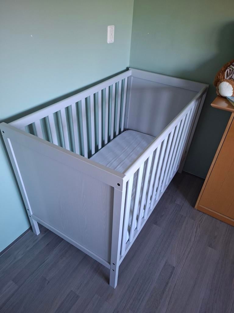 Ledikantje lichtgrijs 67x125x65 cm met matras, Kinderen en Baby's, Babywiegjes en Ledikanten, Ophalen, Gebruikt, Ledikant