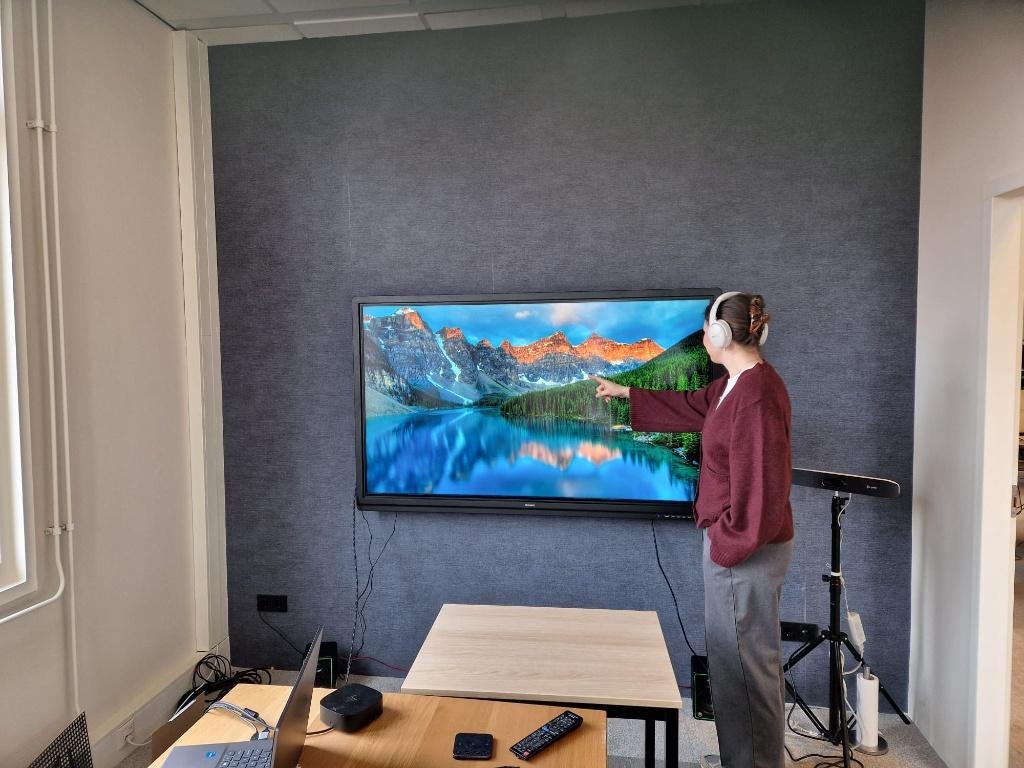 70” Sharp Touchscreen Vergaderscherm  + Logitech MeetUp Cam, Zakelijke goederen, Kantoor en Winkelinrichting | Apparatuur en Telecommunicatie
