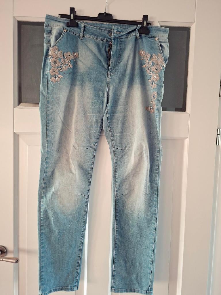 Lichtblauwe spijkerbroek met borduursel MS mode maat 48, Ophalen of Verzenden, Zo goed als nieuw, Blauw, Broek of Spijkerbroek