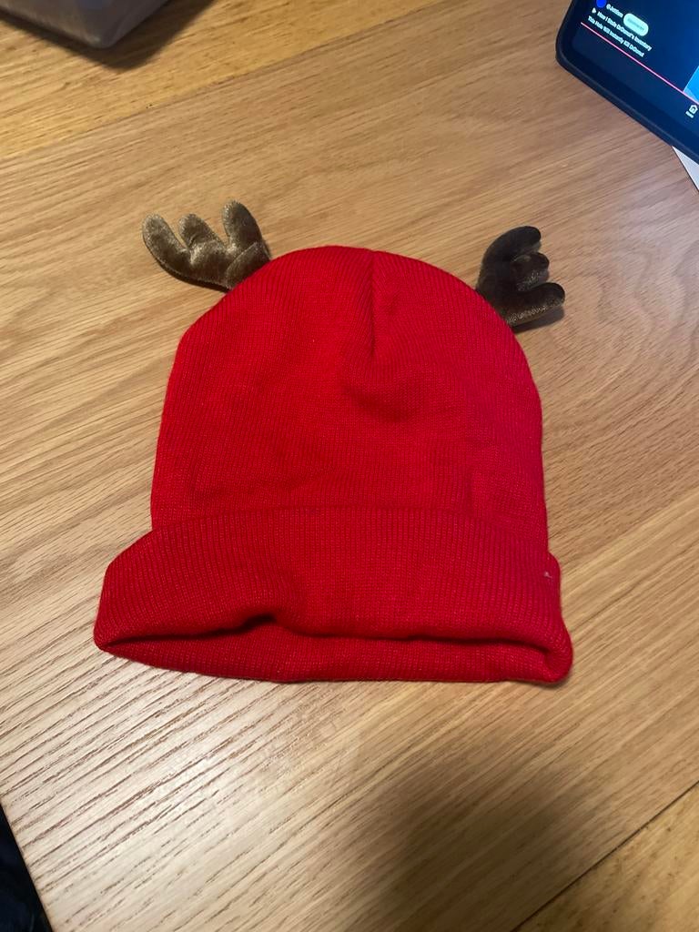 Rode muts met rendiergewei, Kleding | Dames, Mutsen, Sjaals en Handschoenen, Ophalen of Verzenden, Zo goed als nieuw, Maat 38/40 (M)