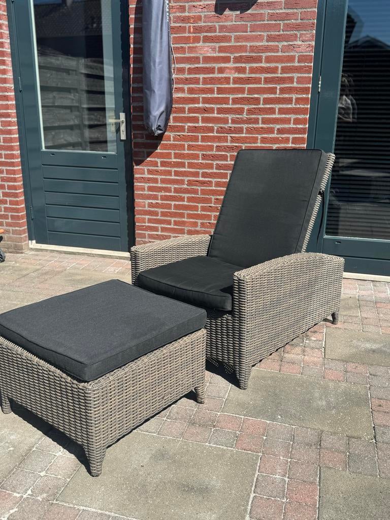 Comfortabele Wicker Loungestoel met Voetenbank, Gebruikt, Loungeset, Wicker, Stoel