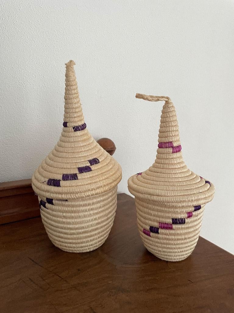 Twee Afrikaanse mandjes, Huis en Inrichting, Woonaccessoires | Schalen en Manden, Mand, Ophalen of Verzenden, Zo goed als nieuw