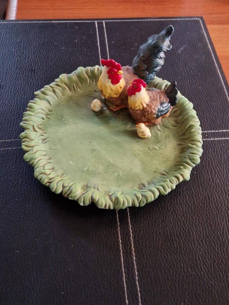 schaaltje van groen aardewerk met een kippen familie., Diversen, Pasen, Zo goed als nieuw, Ophalen of Verzenden