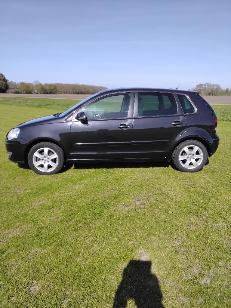 Volkswagen Polo 1.4 16V 59KW 2009 Zwart  T.E.A.B., Auto's, Voorwielaandrijving, Stof, 40 €/maand, Zwart