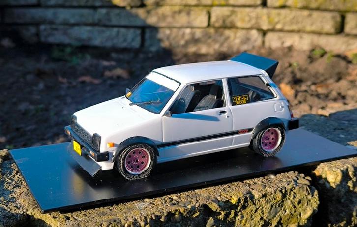 Aoshima Daihatsu Cuore 1981 – JDM Kanjo style (1:20), Hobby en Vrije tijd, Modelauto's | Overige schalen, Nieuw, Auto, Ophalen of Verzenden