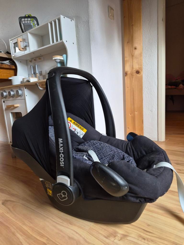 Maxi-Cosi met zonnekap en stoelverkleiner - Gebruikt, Ophalen