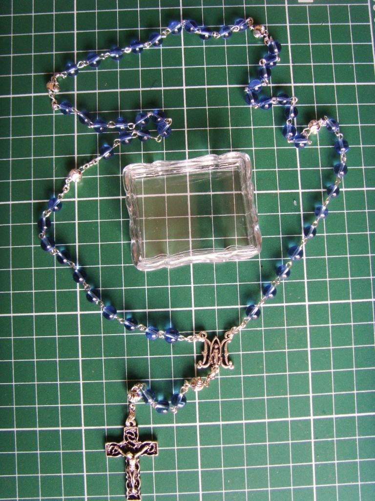Mooie blauwe rozenkrans met mooie tussenhanger en kruis, Ophalen of Verzenden, Zo goed als nieuw, Overige typen, Christendom | Katholiek