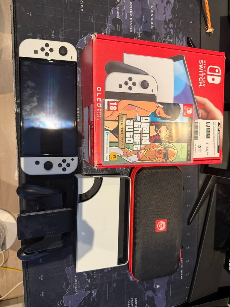 Nintendo Switch OLED Wit + GTA Trilogy + Houder, Spelcomputers en Games, Games | Nintendo Switch, Avontuur en Actie, Vanaf 18 jaar