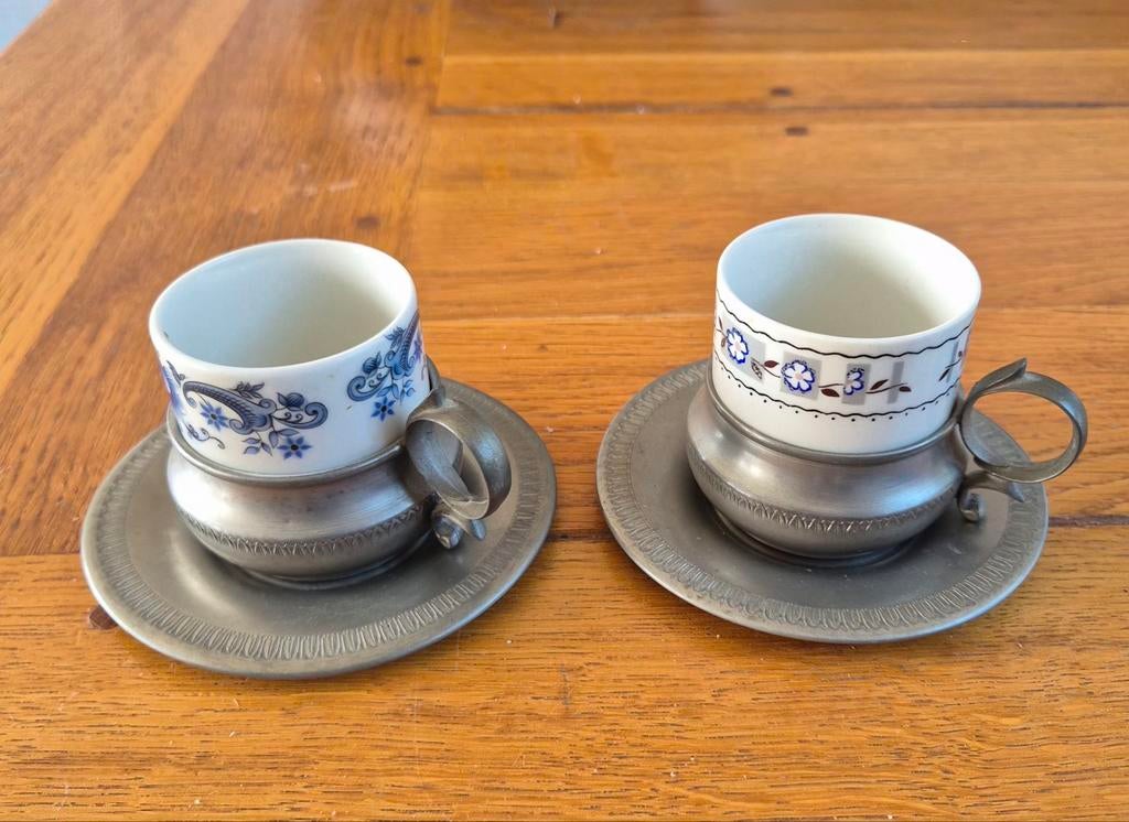 2 Weidmann Porzellan Kopjes met Tinnen Houders, Antiek en Kunst, Ophalen of Verzenden