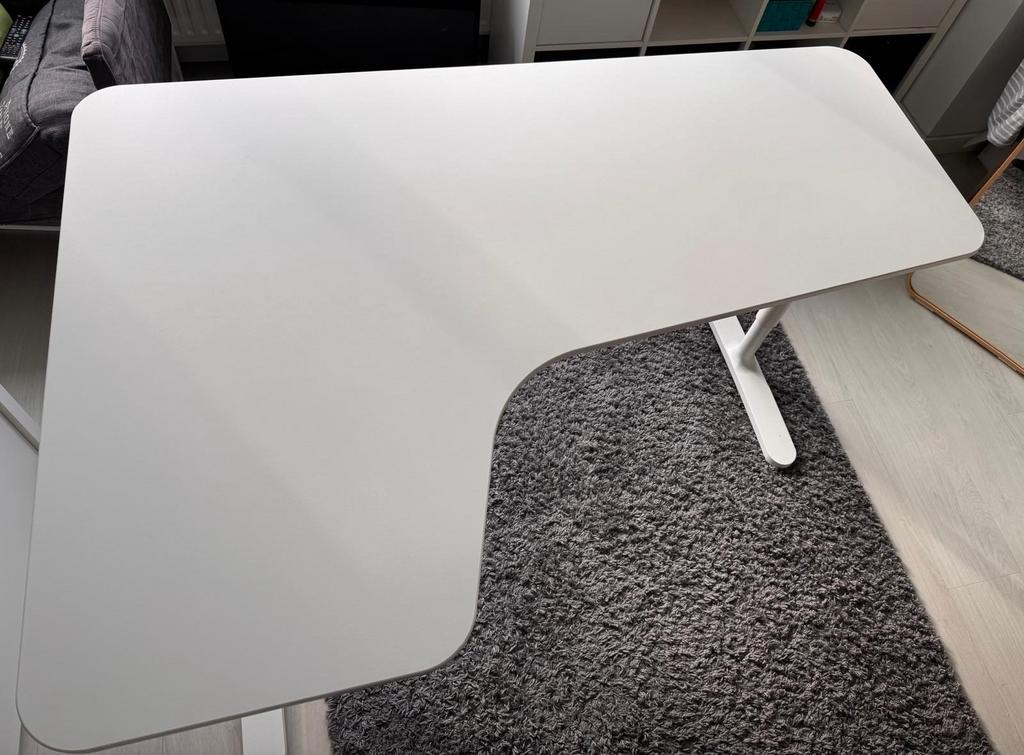 IKEA Bekant Hoekbureau Wit - Verstelbaar, Huis en Inrichting, Bureaus, Ophalen, Gebruikt, Spaanplaat of MDF, Hoekbureau