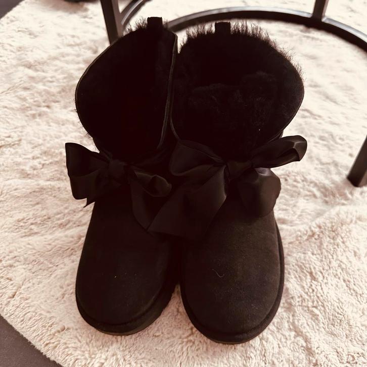 Mooie Ugg Larsen Laarzen met Strik - Zwart, Kleding | Dames, Schoenen, Nieuw, Lage of Enkellaarzen, Zwart, Ophalen of Verzenden